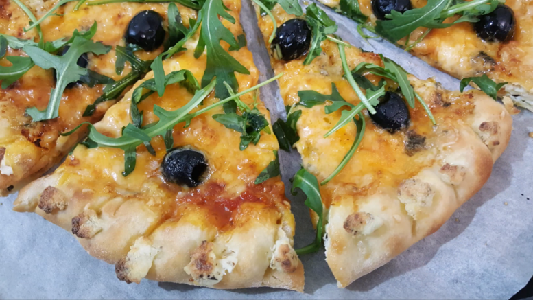 Pizza avec fromage dans la croute